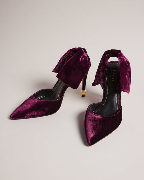 BATALYN-Shoes-Indulge in timeless glamour with our BATALYN heels. The unique design boasts a golden band and faux pearl detail on the heel, exuding luxury and sophistication that will elevate any outfit to statement status. Court heels Large bow on heel Golden band and pearl heel detail Pointed toe Slingback heel Heel height: 10.3cm- Ted Baker Romania